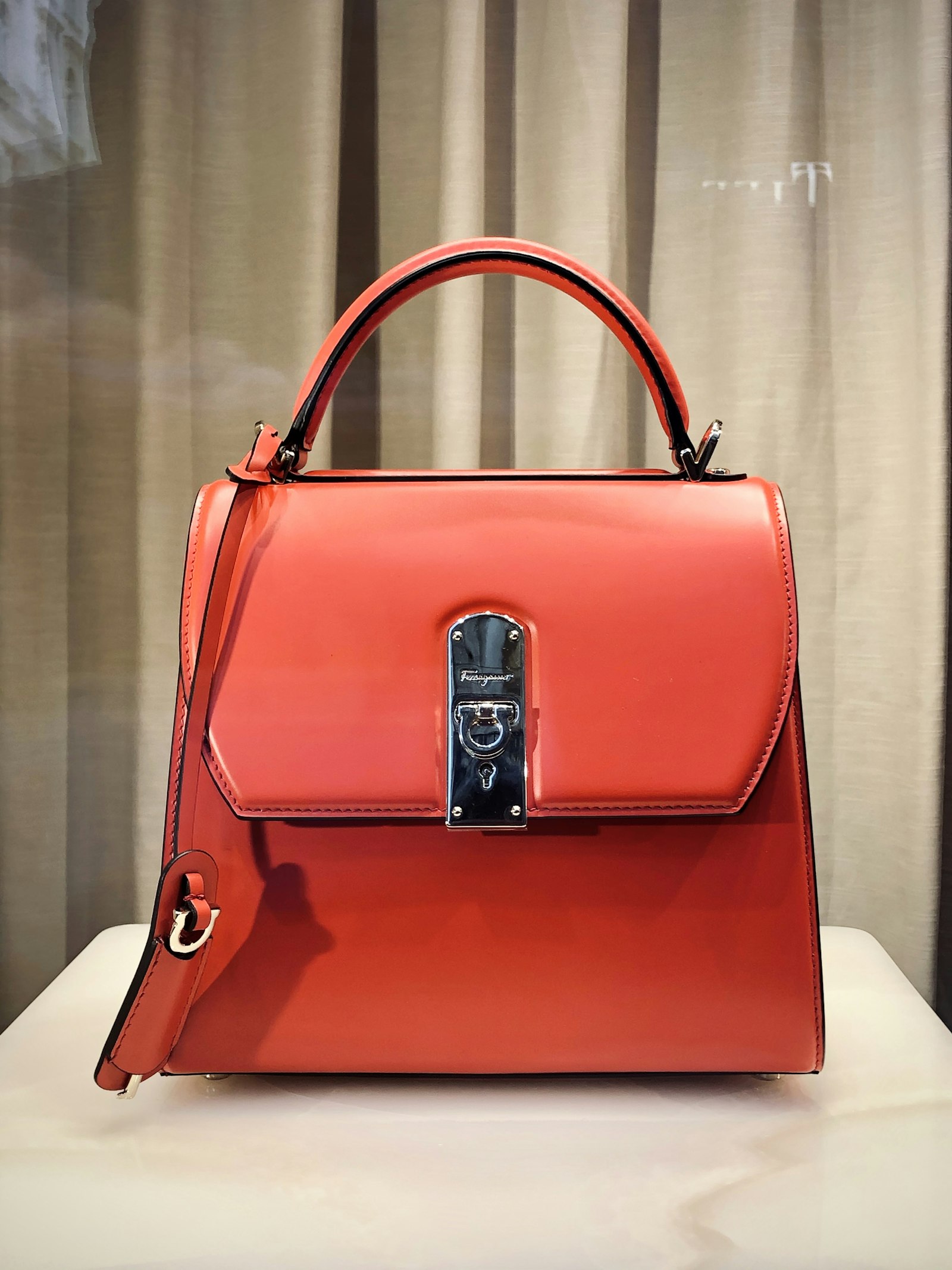 Studio product photo of a handbag for AI handbag product video